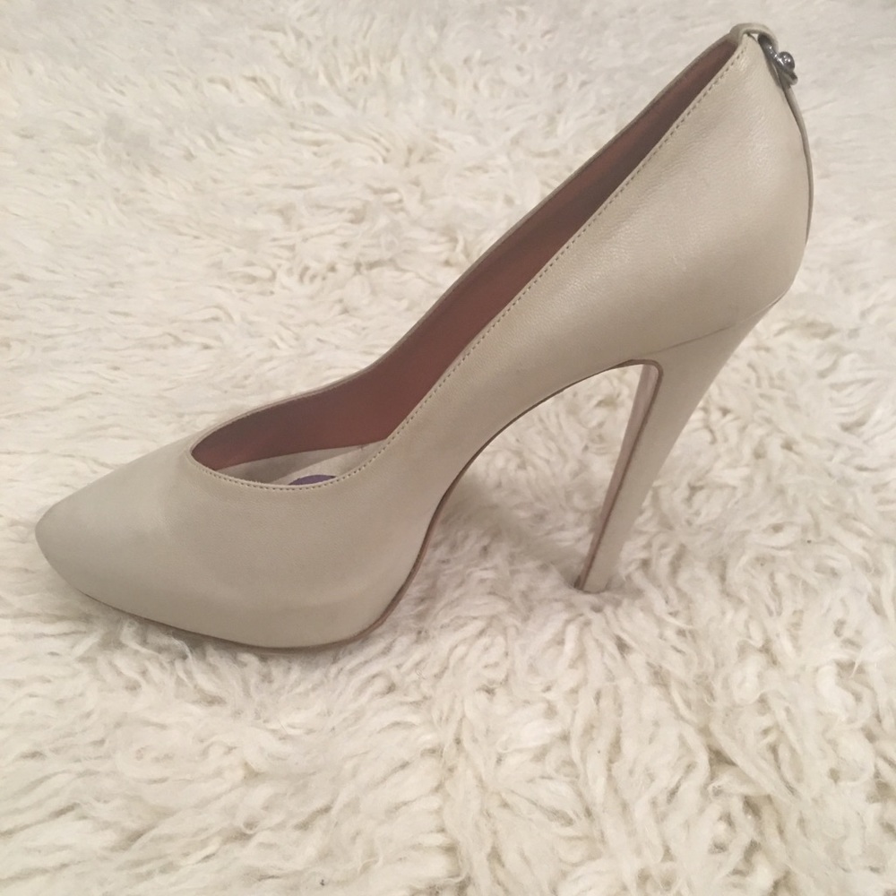 Beige/Muted Light Gray heel